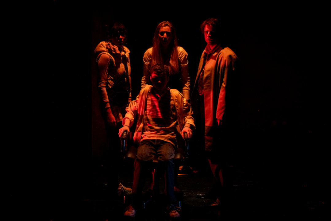 Photographie du spectacle Oussama, ce héros, création de la compagnie Ultimato, mise en scène de Léna Bokobza-Brunet.